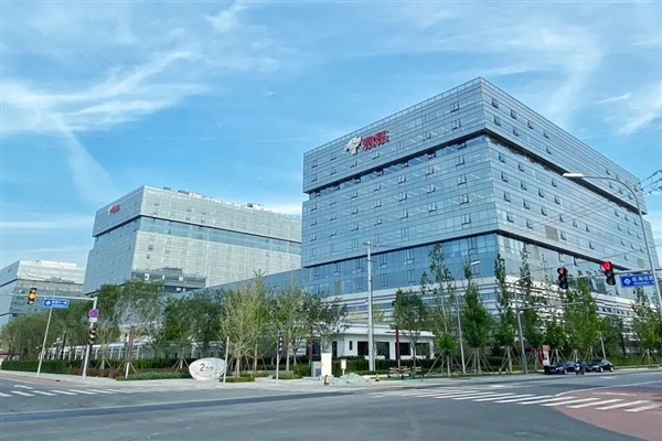 劉強東章澤天夫婦移民美國、買過億美金豪宅？京東辟謠：已報警