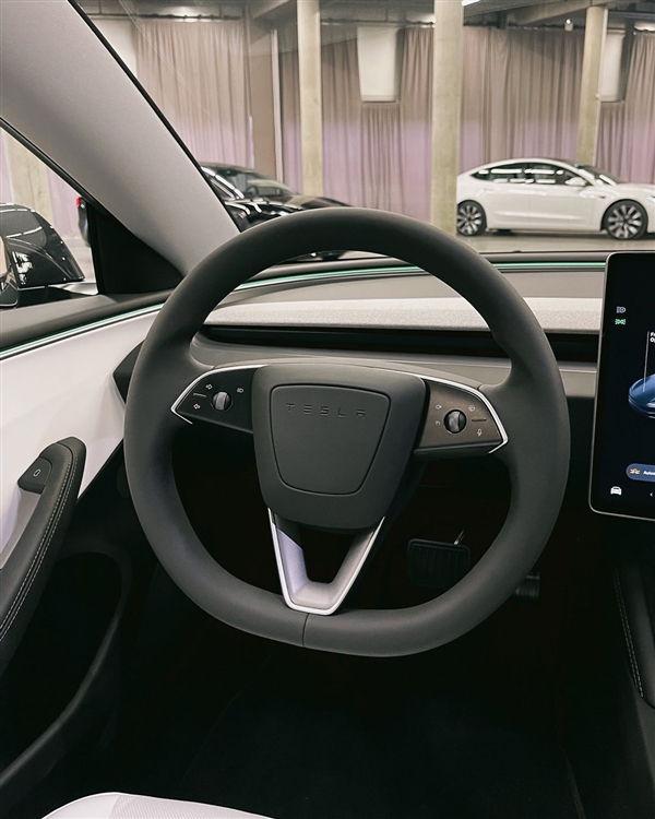 若賣20萬(wàn)國(guó)產(chǎn)怎么打？新款特斯拉Model 3實(shí)車曝光：轉(zhuǎn)向、換擋桿全沒(méi)了