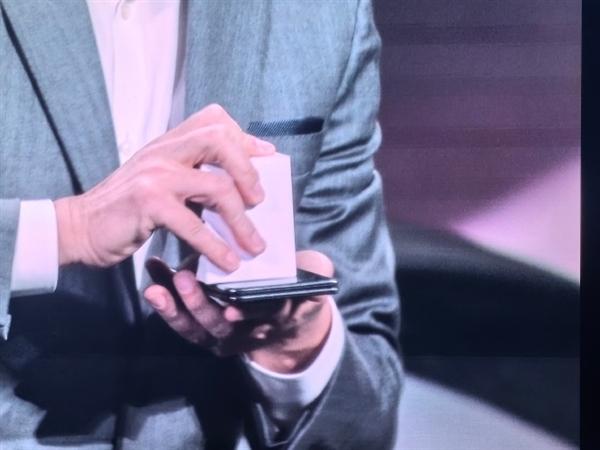 趙明現(xiàn)場(chǎng)用砂紙打磨榮耀Magic V2 RSR：一開始膜沒(méi)撕 嚇了一跳以為翻車