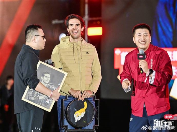 網(wǎng)紅老師張雪峰與卡卡擁抱圓兒時(shí)夢(mèng) 還問(wèn)卡卡考不考研