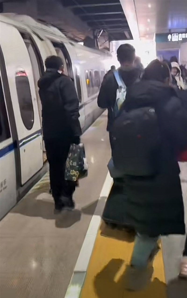 高鐵少一節(jié)車廂致近百乘客無座站了6個(gè)小時(shí) 官方回應(yīng)