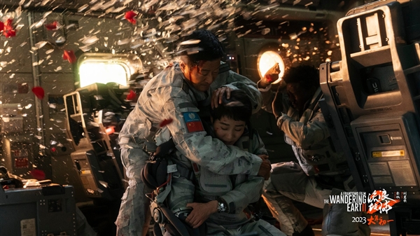 沖擊《阿凡達(dá)2》！《流浪地球2》新預(yù)告/海報發(fā)布：吳京劉德華齊亮相