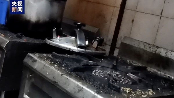 央視曝光外賣店亂象：30家外賣店鋪共用一張執(zhí)照 廚房衛(wèi)生觸目驚心