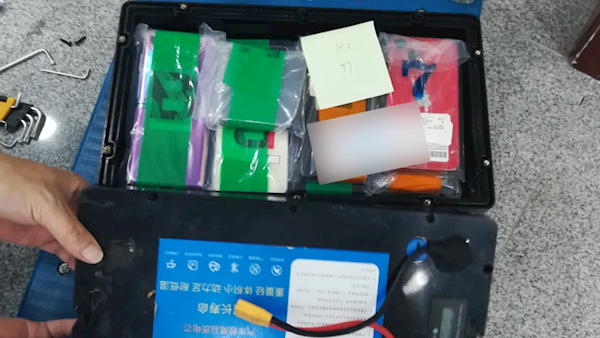 電動輪椅電池箱改裝藏97臺手機 結(jié)果尷尬：因動力遲緩被查獲