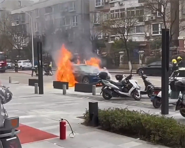 近期第三起！奔馳EQC路邊起火：整車被洶涌火舌完全包圍