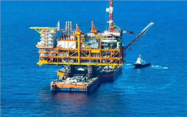 用鋼量超兩個(gè)小蠻腰！萬(wàn)噸級(jí)海洋油氣平臺(tái)完成海上安裝
