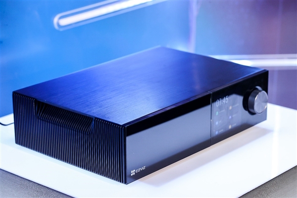 存算控3大中心一體化！螢石推出智能家居AI主機(jī)及生態(tài)控制器