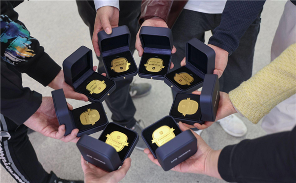 儀式感拉滿！小米SU7全球首批試駕車主紀(jì)念章首曝