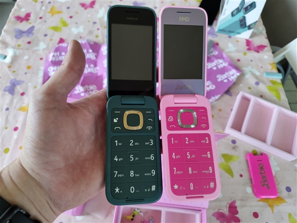 919元！HMD Barbie芭比聯(lián)名翻蓋機(jī)發(fā)布：粉色機(jī)身少女心爆棚