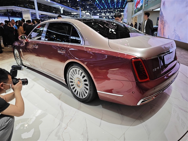 紅旗金葵花品牌發(fā)布：國(guó)雅、國(guó)禮、國(guó)耀三車齊亮相