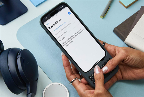 潮流是個(gè)輪回！iPhone實(shí)體鍵盤配件上市：標(biāo)準(zhǔn)QWERTY布局