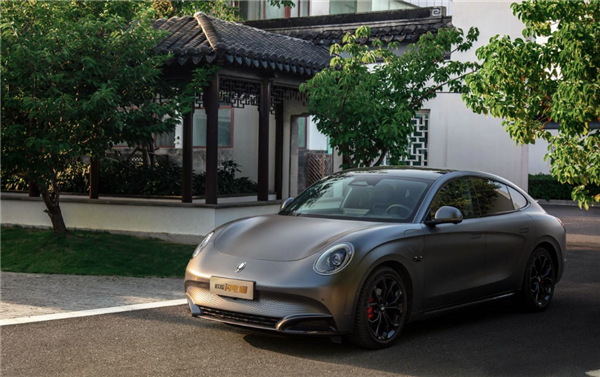 全身黑化超炫酷！歐拉閃電貓推出暗夜版本：10月31日上市