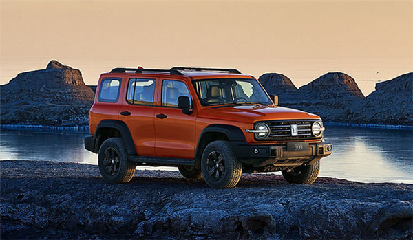 被前后半掛車夾擊 長城坦克300抗住了：車輛未變形