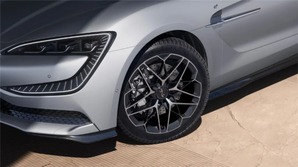 比亞迪仰望U7亮相：百萬級旗艦轎車 U9同款前燈