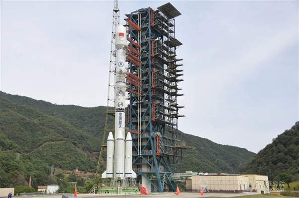 長三乙火箭發(fā)射智慧天網一號01星：我國首顆中軌寬帶通信衛(wèi)星