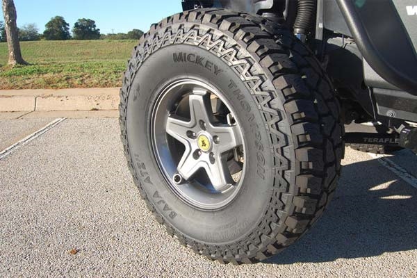 監(jiān)守自盜！米奇湯姆森輪胎代理商制售假胎 打假人王海公開打假