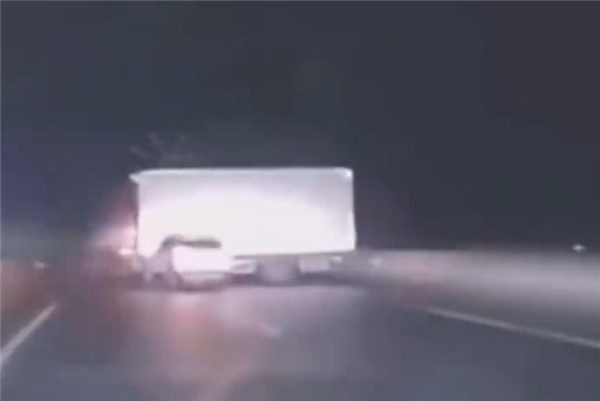 梅大高速貨車橫停路間攔截車輛 網(wǎng)易獎(jiǎng)勵(lì)司機(jī)10萬元