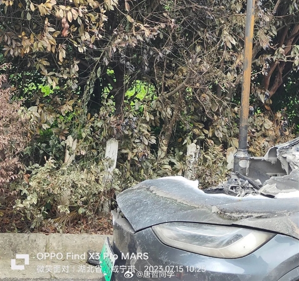 網(wǎng)傳咸寧一特斯拉發(fā)生起火事故 整車燒成廢渣
