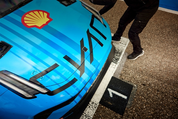 詮釋中國速度！領克TCR再次奪冠 五星紅旗飄揚頂級賽場