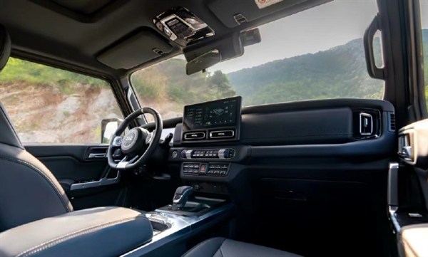 13.99萬起！國產(chǎn)硬派鼻祖212 T01換新上市：全系標(biāo)配2.0T+8AT+分時四驅(qū)