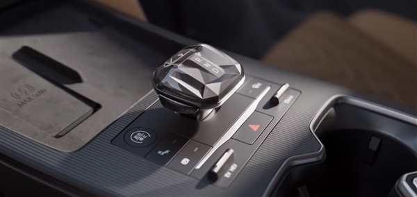 15萬絕殺！比亞迪宋L DM-i內(nèi)飾高清圖曝光：配備水晶檔把、氛圍燈搶眼