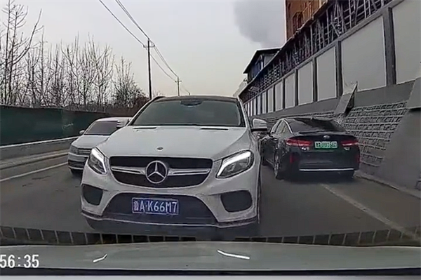 又一奔馳車主“上大分” 公然逆行擋路下車挑釁：叫囂隨便報(bào)警