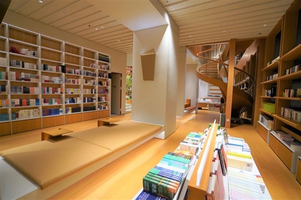 俞敏洪談北大往事：喜歡坐漂亮女生對(duì)面 以看書的名義抬眼看