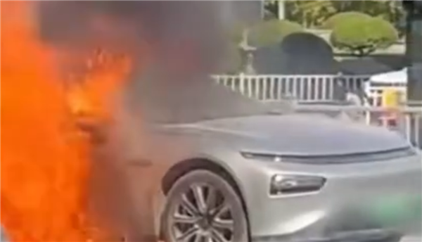 一小鵬P7轉(zhuǎn)彎時起火 監(jiān)控還原全過程：路面石頭的“鍋”