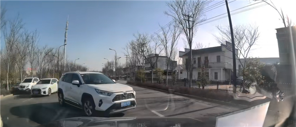 問界M5車主稱路遇豐田暴怒男砸車 三次倒車避讓 對(duì)方竟掉頭來追