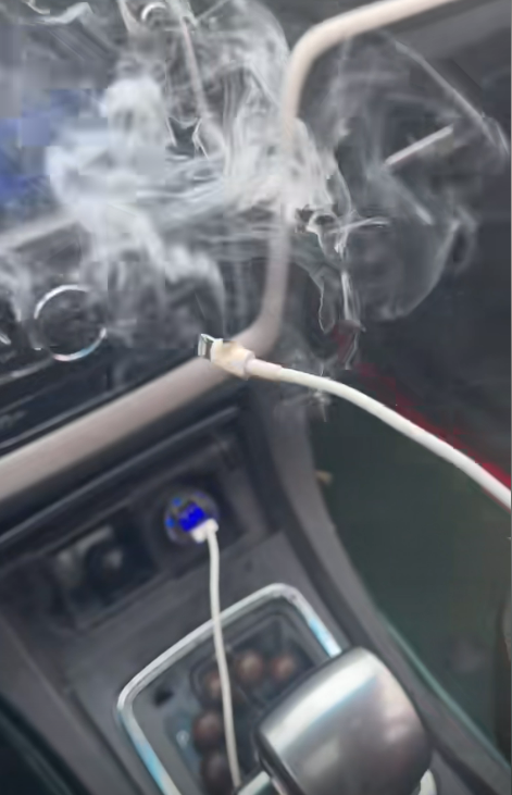 車內(nèi)iPhone充電線突然冒濃煙 車主：昨晚下雨忘關(guān)天窗