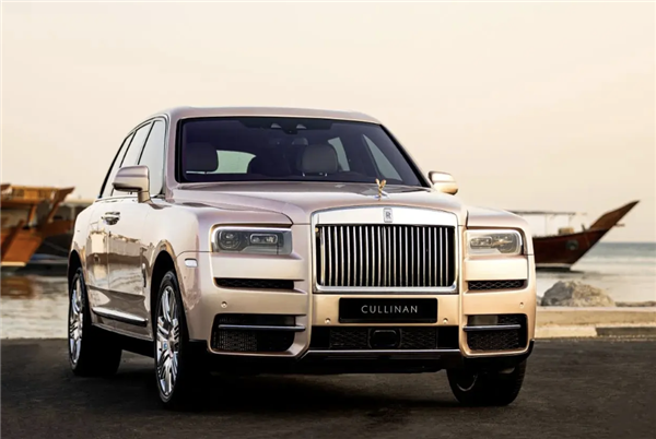 行走的藝術(shù)品！勞斯萊斯庫里南推出特別版：內(nèi)飾采用1351顆珍珠母貝制成