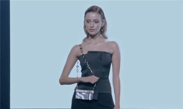 榮耀首款外折手機(jī)！榮耀V Purse亮相：厚度不到9mm創(chuàng)紀(jì)錄