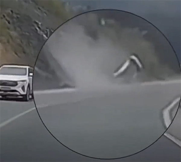 小車連續(xù)借道超車 1分鐘后就出事：失控沖出路面翻滾數(shù)圈