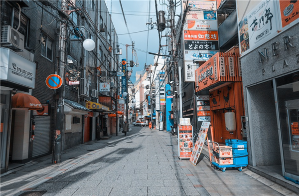 實(shí)拍日本拉鏈?zhǔn)浇惶嫱ㄐ?還會雙閃感謝后車 網(wǎng)友感嘆素質(zhì)真高