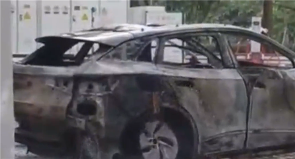 大眾ID.4電動(dòng)SUV充電時(shí)起火：從底盤(pán)噴射、炸出火星