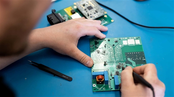 6分鐘充滿電！路特斯經(jīng)典跑車Elise“復(fù)活”：能跑250km