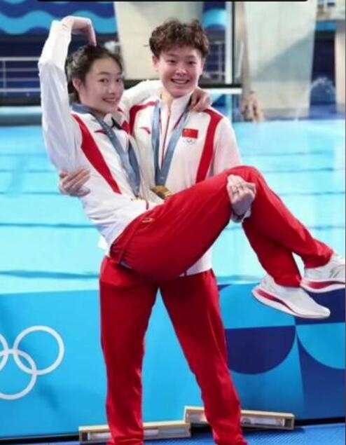 跳水首金觀眾席上的中國(guó)人沸騰了：祝賀陳藝文/昌雅妮
