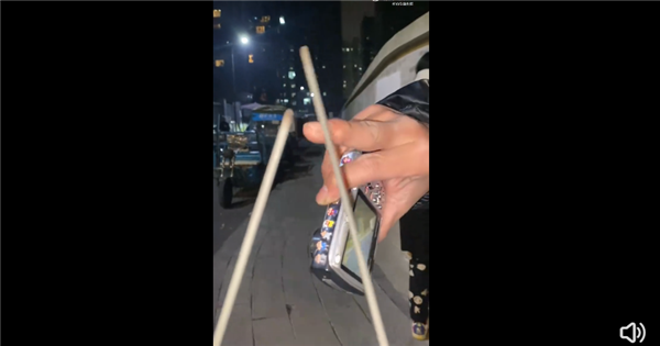 女生誤把電焊條當成仙女棒引圍觀:如果點燃會是最靚的仔(圖1) 女生誤把電焊條當成仙女棒引圍觀:如果點燃會是最靚的仔