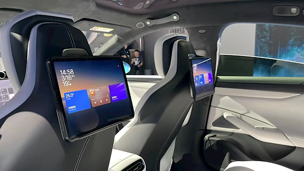 實(shí)拍！小米SU7實(shí)車(chē)內(nèi)飾曝光：物理按鍵一鍵操控空調(diào)、尾翼