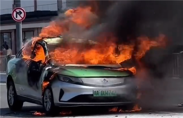 成都一電動(dòng)出租車自燃引發(fā)大堵車 現(xiàn)場(chǎng)實(shí)拍：伴隨輕微爆炸