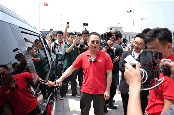周鴻祎賣掉邁巴赫買了12輛國產車：極氪、比亞迪、問界全都有