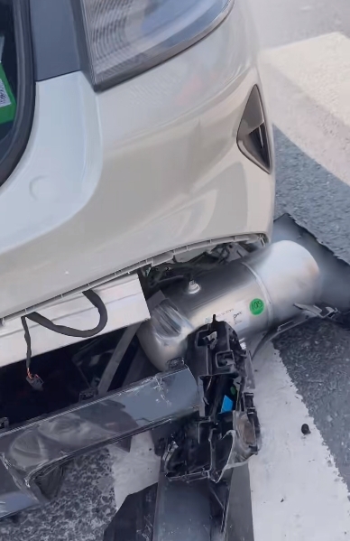 全國首例！小米SU7 Max遭路特斯跑車追尾：空氣懸架氣罐被撞掉