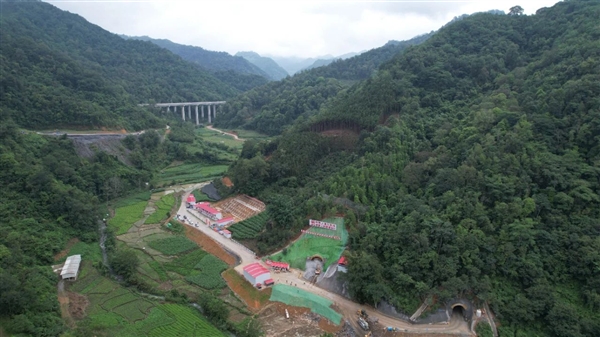 長度超過17公里！黃百鐵路最長的上里隧道開工