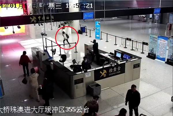 女子身綁30部iPhone、20部三星入境 檢查時(shí)瘋狂逃跑