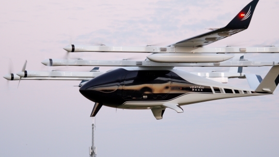 空中出租車(chē)來(lái)了！御風(fēng)未來(lái)M1亮相進(jìn)博會(huì)：續(xù)航250公里 15分鐘跨市飛行