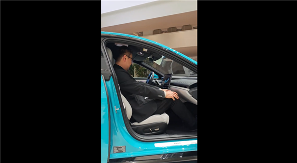 小米汽車被質(zhì)疑空間?。罕R偉冰回應(yīng)了 現(xiàn)場(chǎng)展示SU7車內(nèi)情況