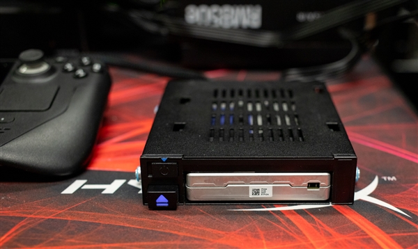 Steam Deck最強(qiáng)魔改：外掛全球第一61.44TB SSD