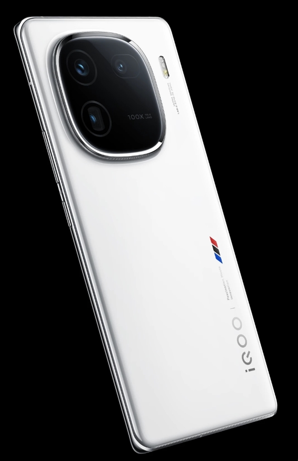 iQOO 12系列全身照揭曉：一直一區(qū)、標配潛望長焦