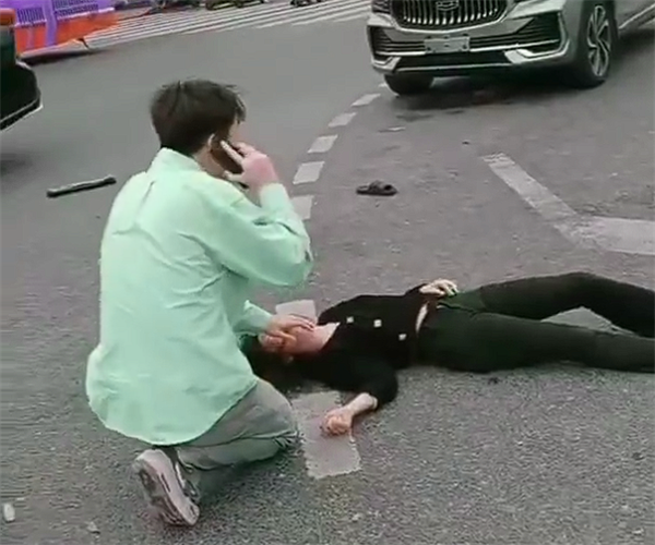 吉利星越L路口搶黃燈遇上闖紅燈電動(dòng)車：兩女子被撞倒地不起