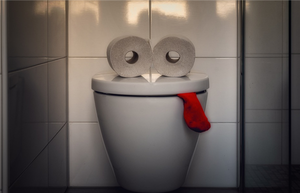 男子將廁所改造成電競房 網(wǎng)友：從此再也不怕“膀胱局”了